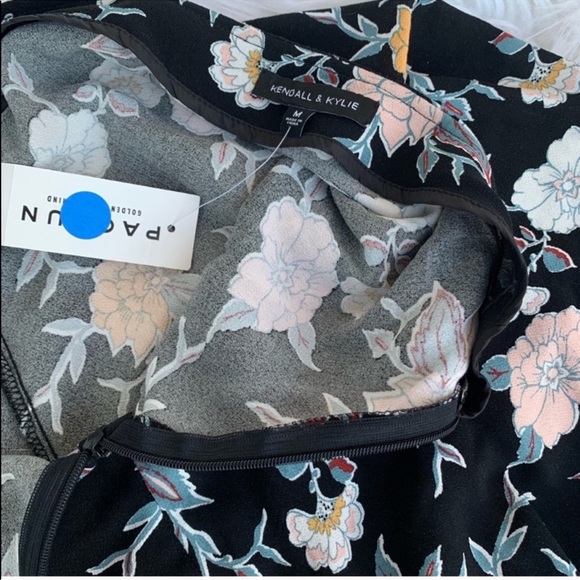 NWT KENDALL & KYLIE Floral Skirt. - Picture 5 of 5